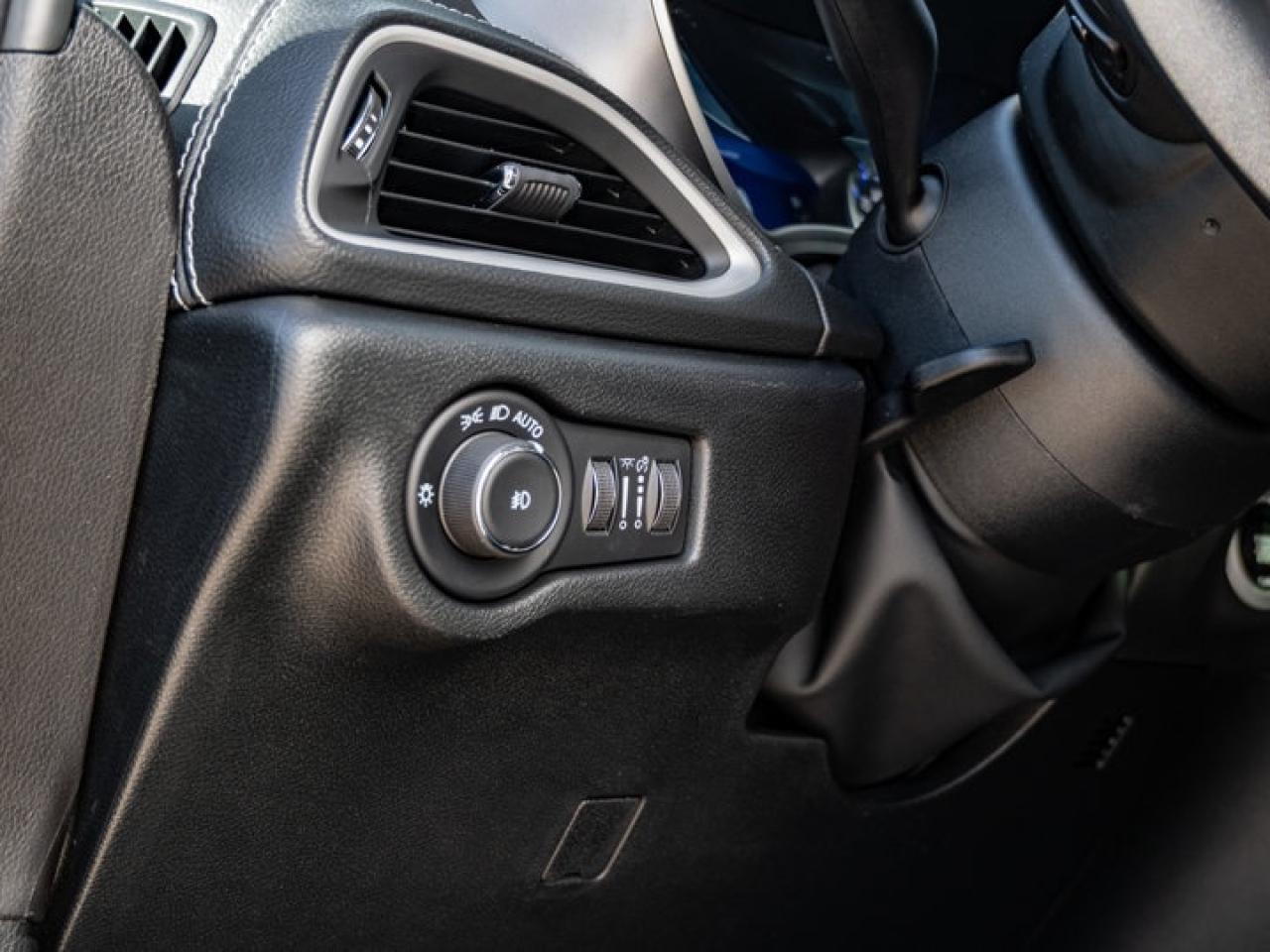 2026 Chrysler Pacifica Select Photo