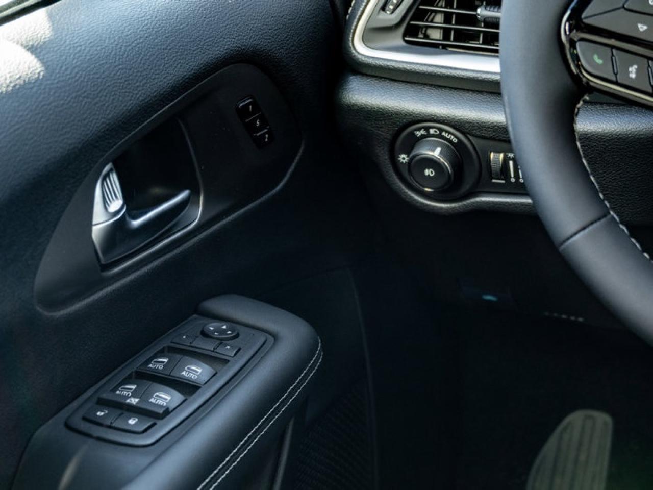 2026 Chrysler Pacifica Select Photo