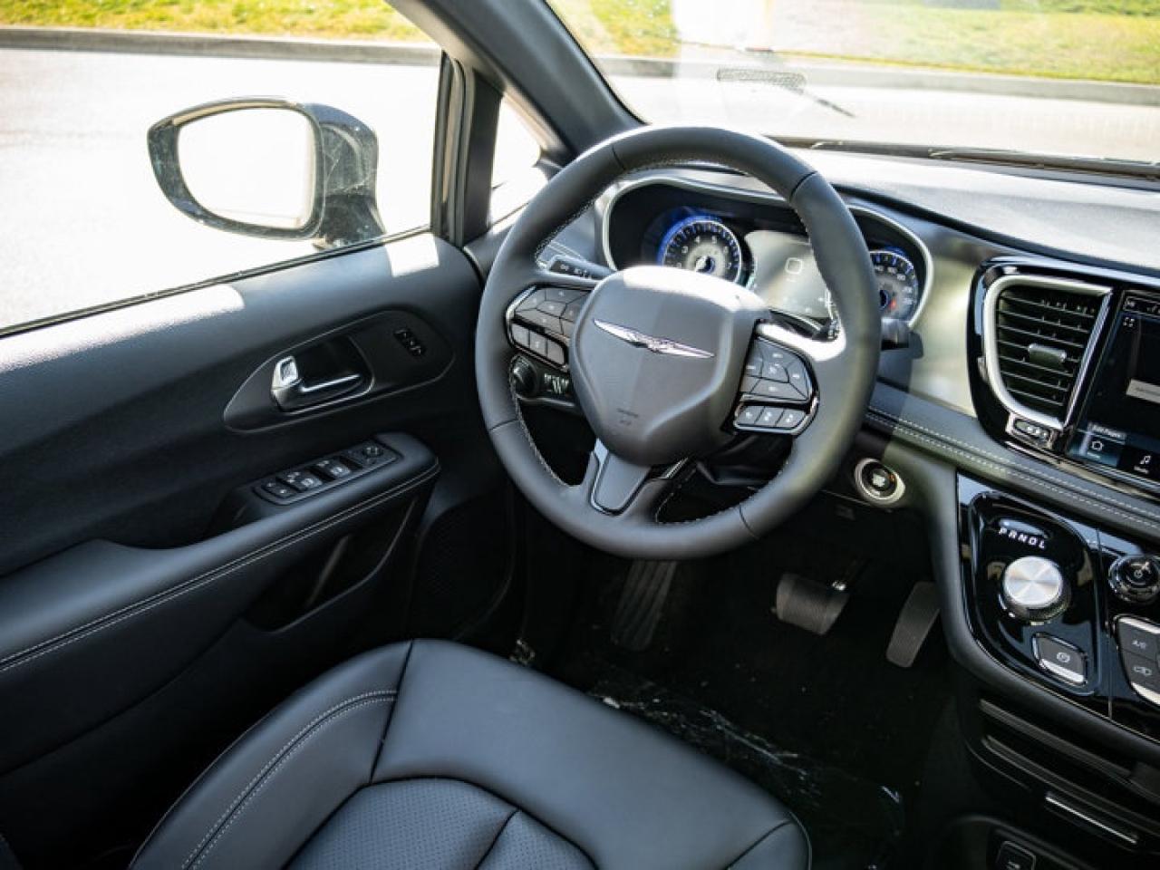 2026 Chrysler Pacifica Select Photo