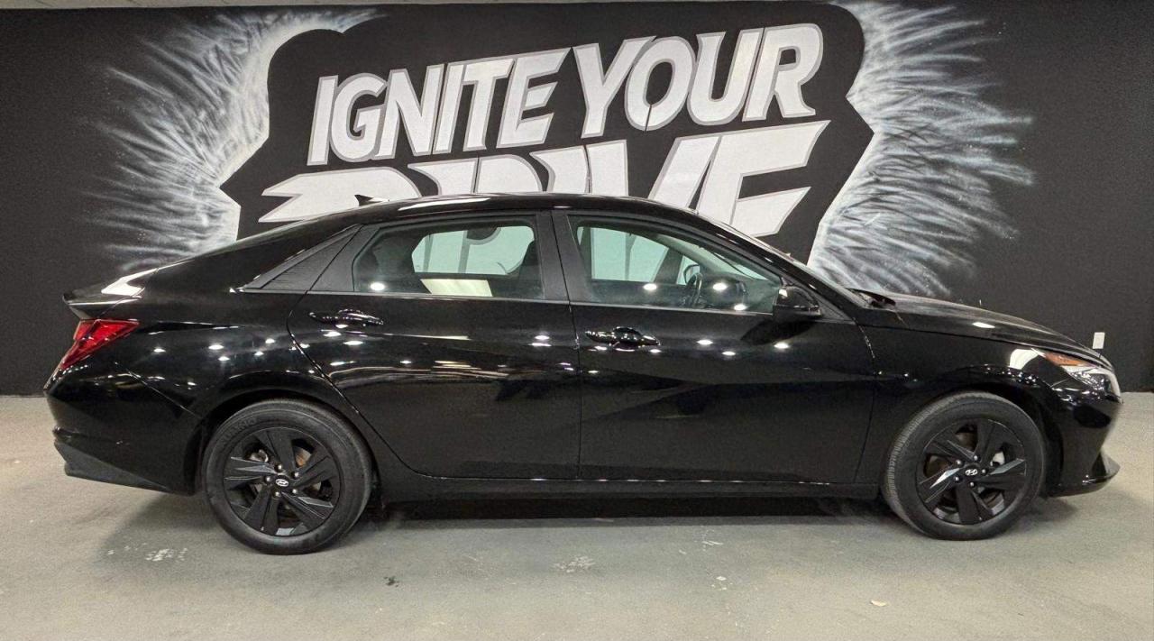 2023 Hyundai Elantra Preferred IVT Photo2