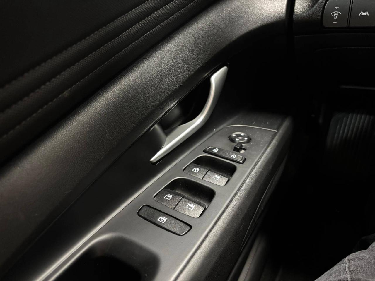 2023 Hyundai Elantra Preferred IVT Photo