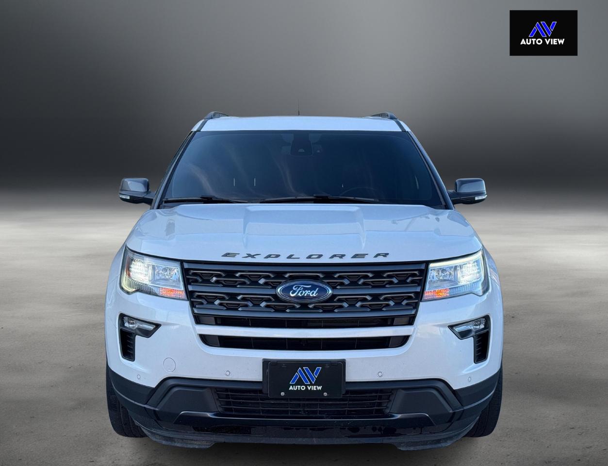 2019 Ford Explorer XLT **6 SEATER** - Photo #2