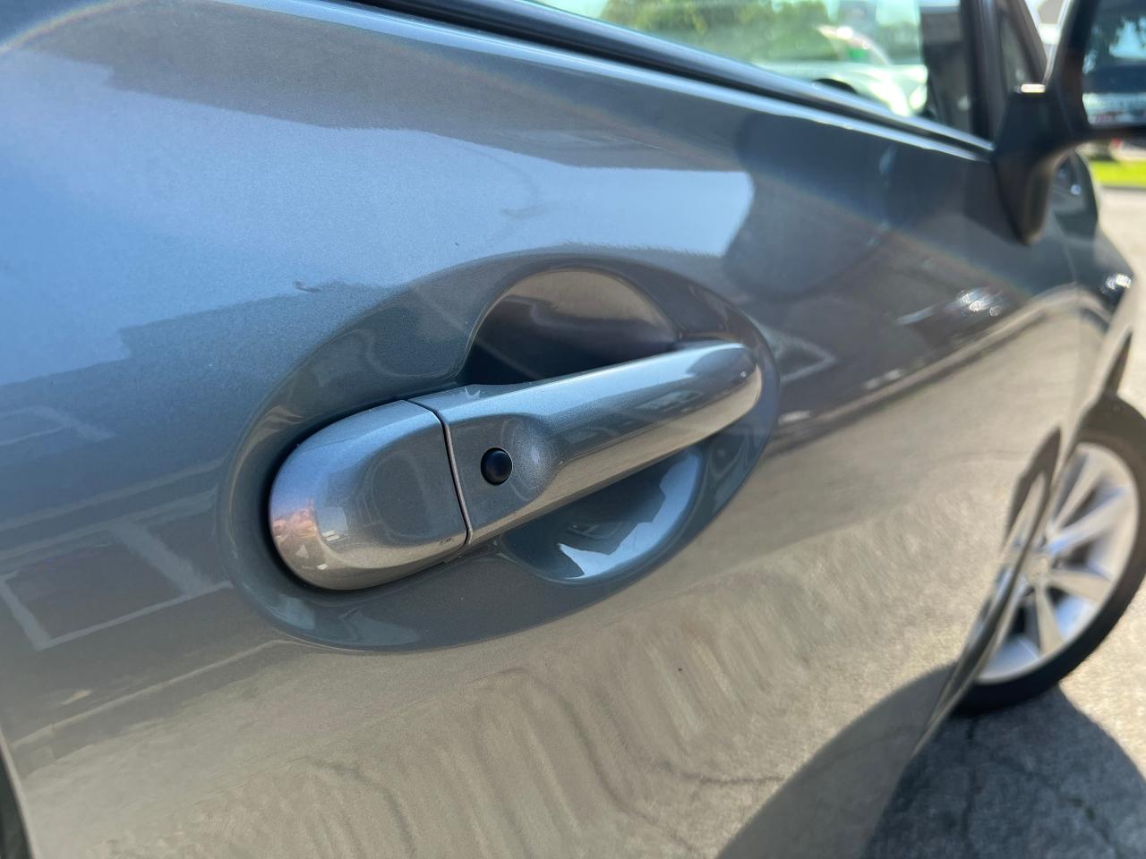 2014 Nissan Versa Note SL 360 Cameras No Accident Low KM Heated Seats - Photo #16