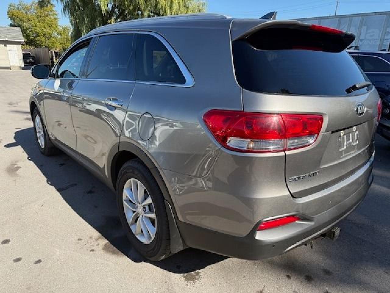 2017 Kia Sorento AWD 4dr 7-Seater Photo2