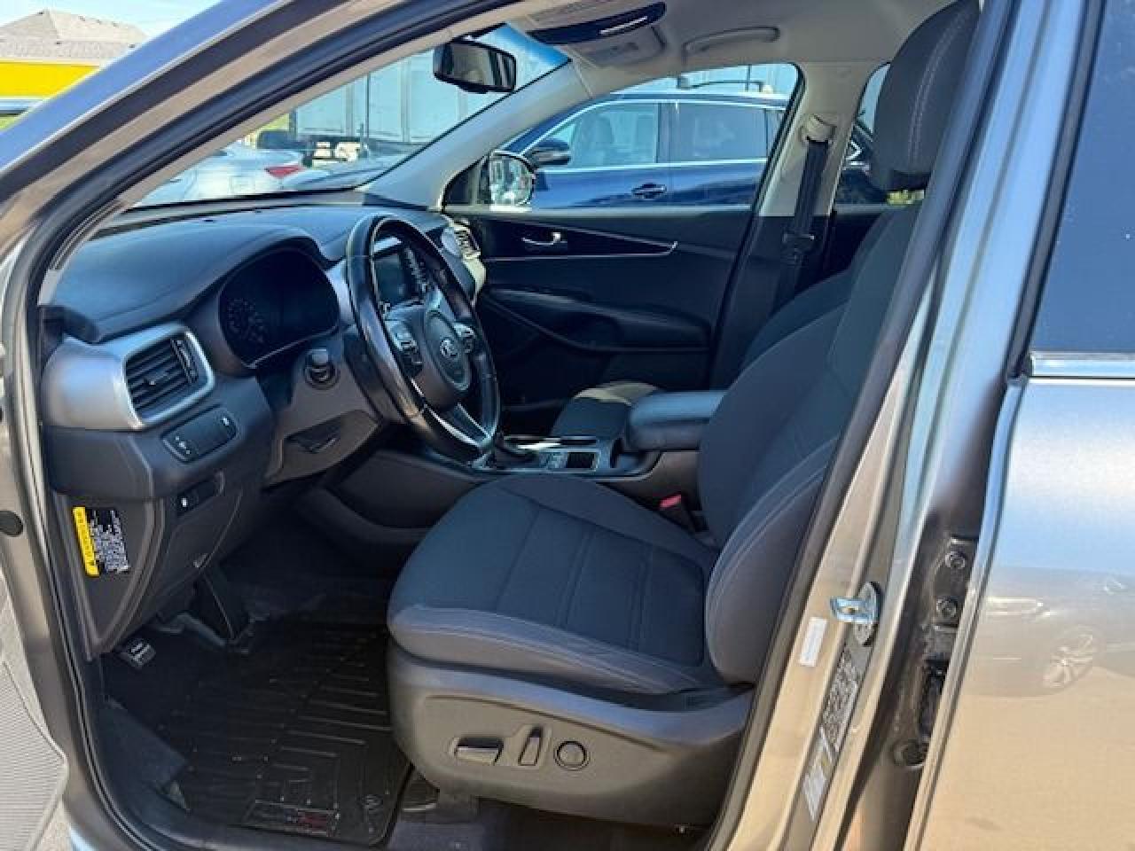 2017 Kia Sorento AWD 4dr 7-Seater - Photo #9