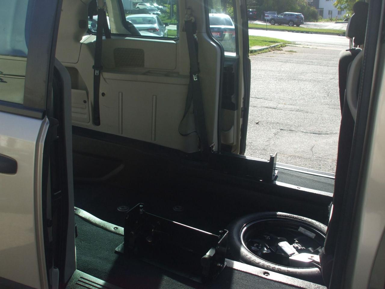 2015 Dodge Grand Caravan Wheelchair accessible,BraunAbility,Certified,SE
