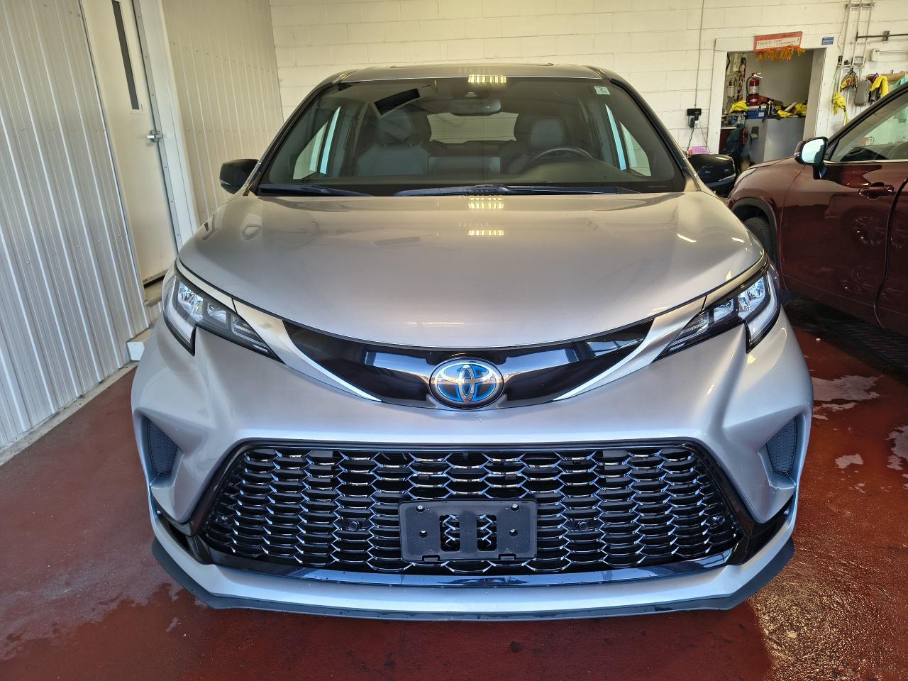 2023 Toyota Sienna XSE AWD Photo0