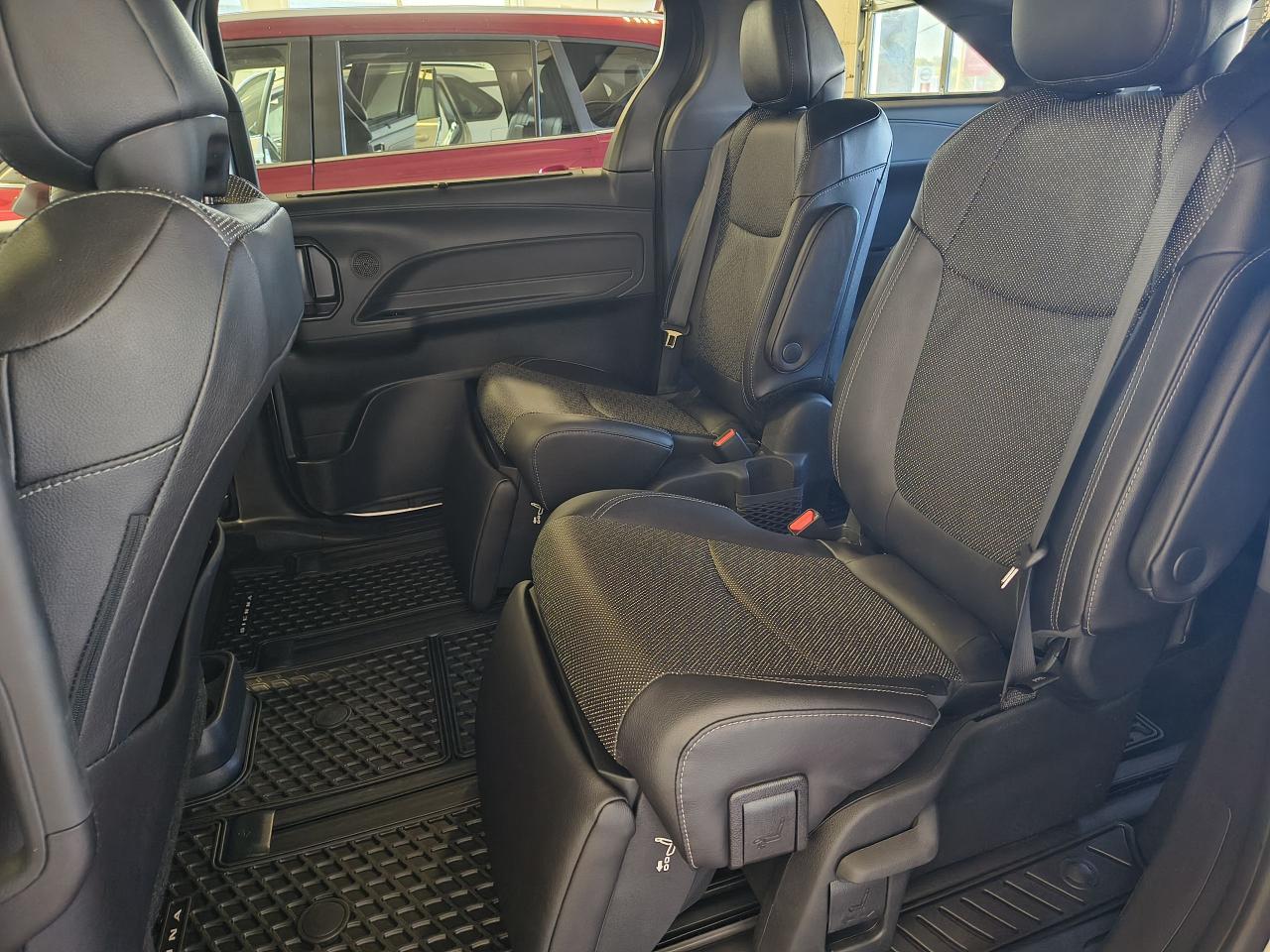 2023 Toyota Sienna XSE AWD Photo0
