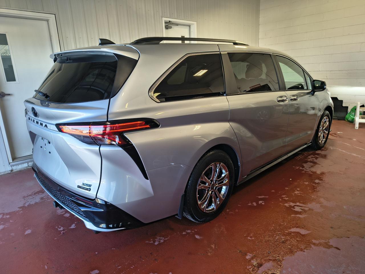 2023 Toyota Sienna XSE AWD Photo0