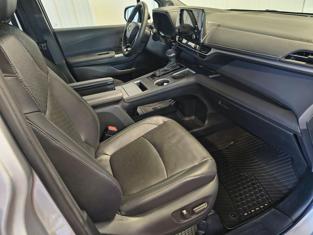 2023 Toyota Sienna XSE AWD Photo0