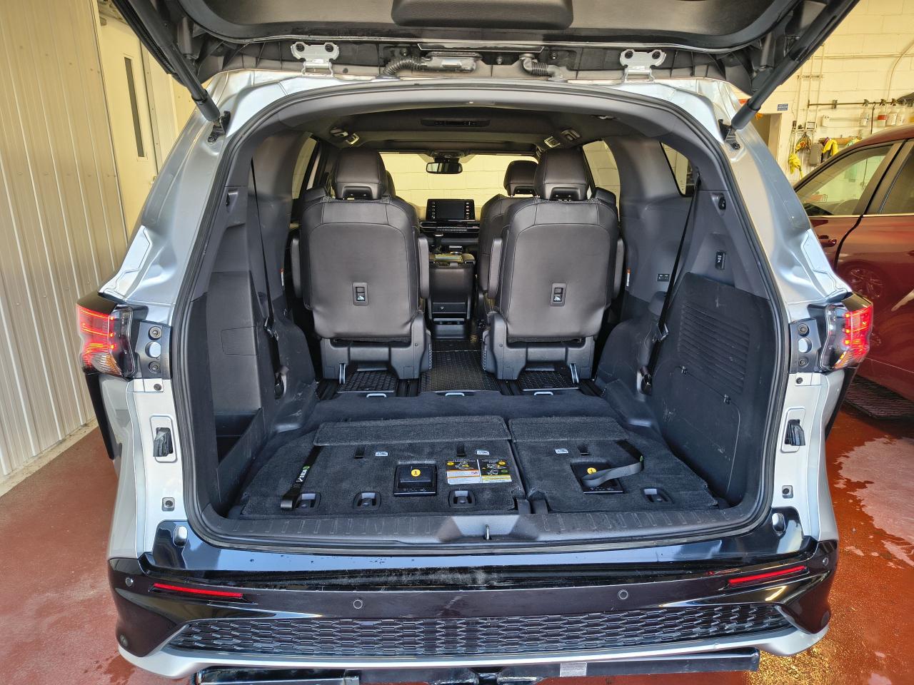 2023 Toyota Sienna XSE AWD Photo0
