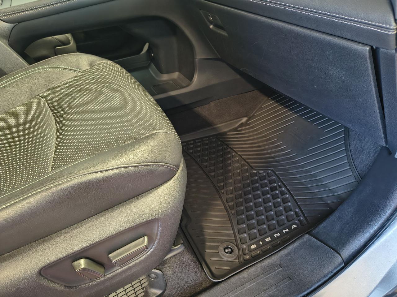 2023 Toyota Sienna XSE AWD Photo0
