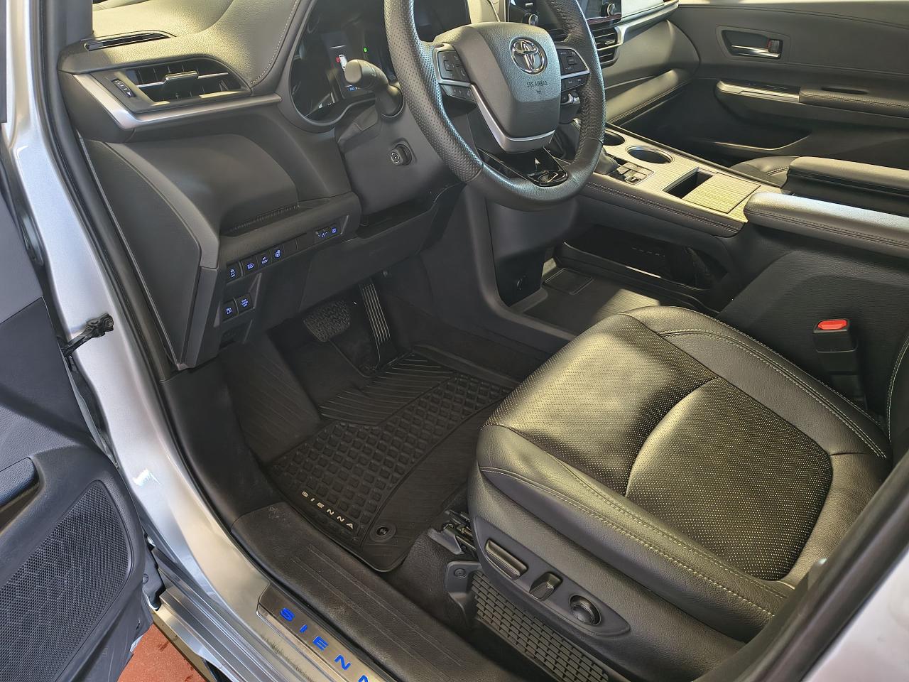 2023 Toyota Sienna XSE AWD Photo0