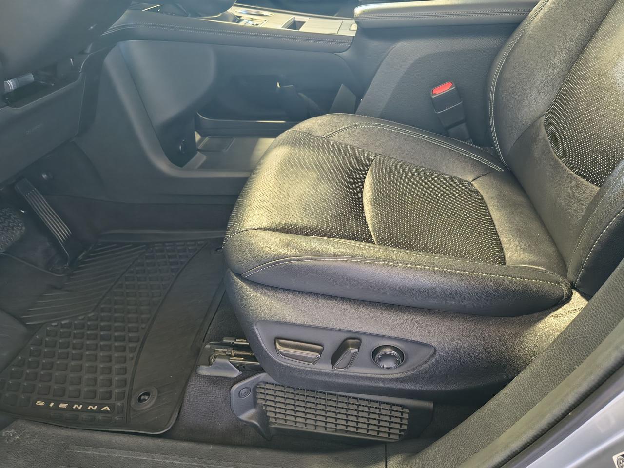 2023 Toyota Sienna XSE AWD Photo0