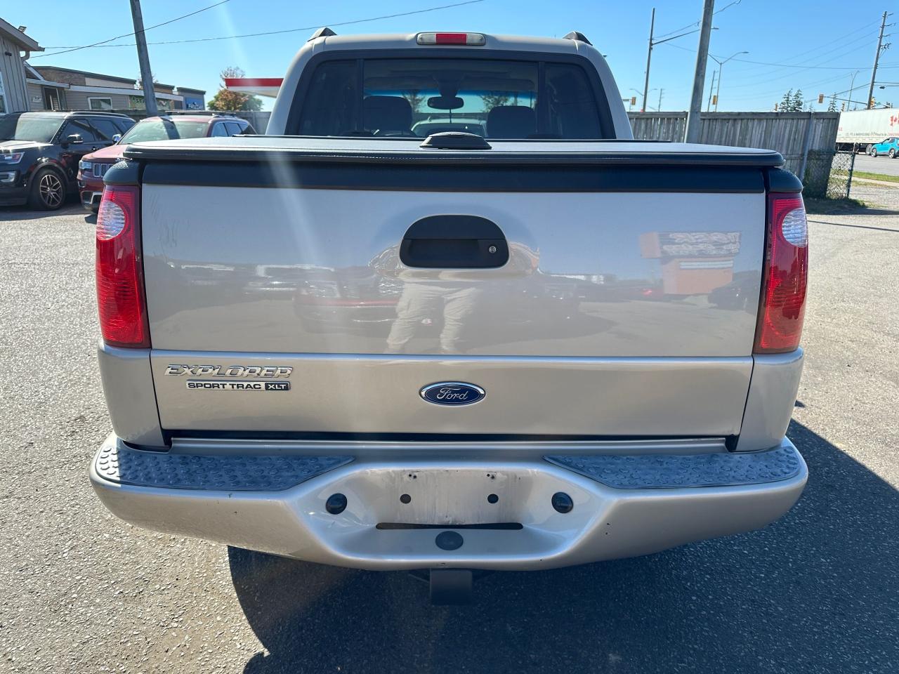 2005 Ford Explorer Sport Trac XLT, LEATHER, SUNROOF, LOW KMS, RUST FREE, MINT - Photo #4