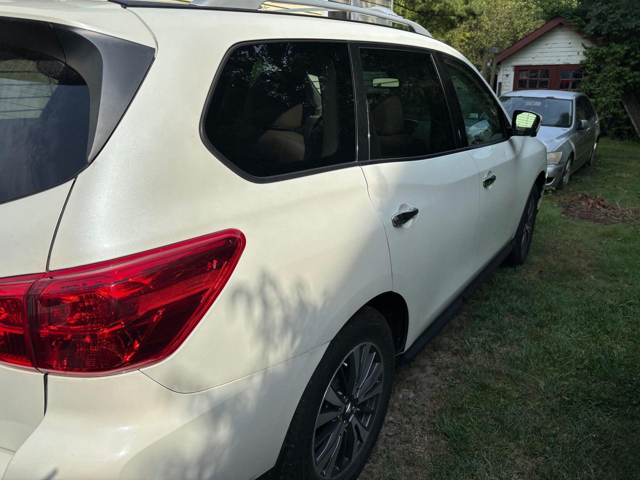 2017 Nissan Pathfinder SL - Photo #3