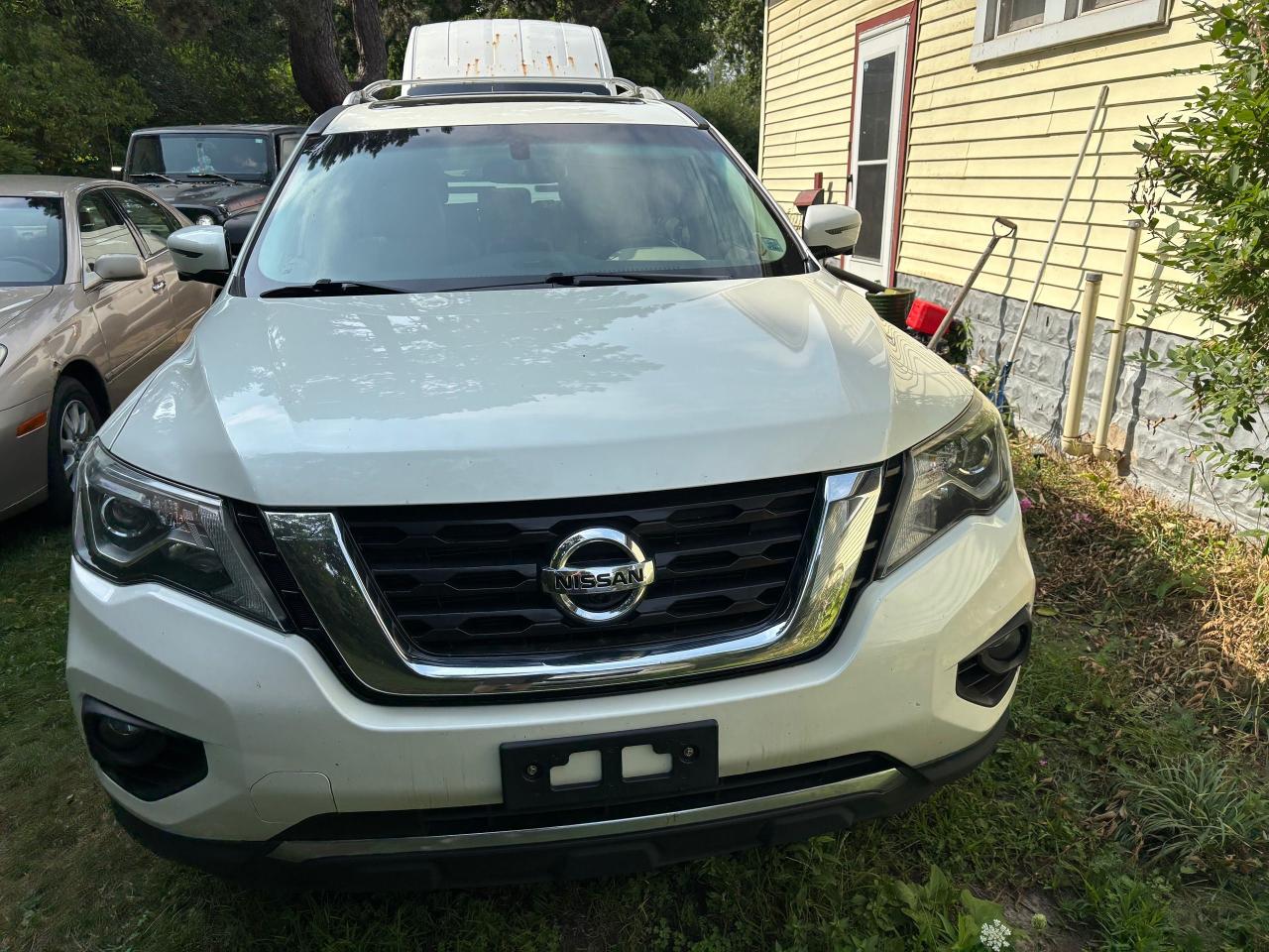2017 Nissan Pathfinder SL - Photo #4