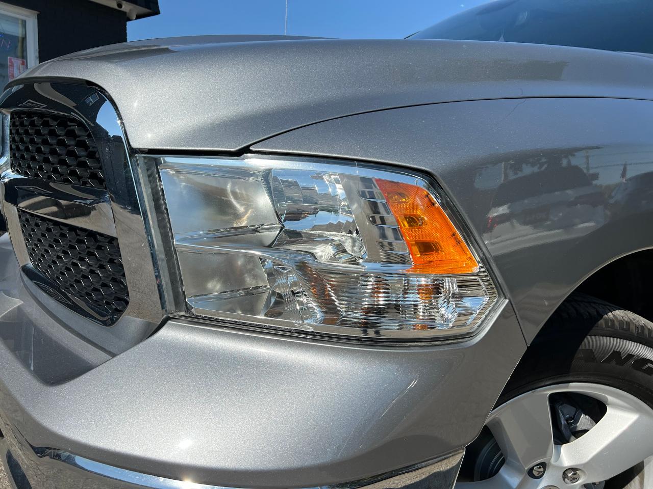 2023 RAM 1500 Classic SLT Low KM Backup Cam AWD FACTORY WARRANTY VALID - Photo #3