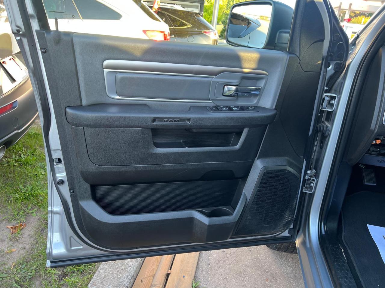 2023 RAM 1500 Classic SLT Low KM Backup Cam AWD FACTORY WARRANTY VALID - Photo #24