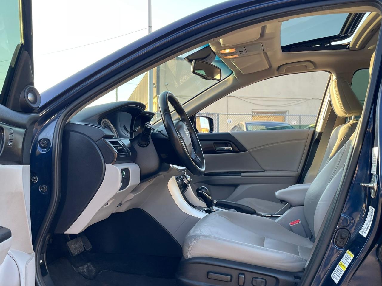 2015 Honda Accord TOURING NO ACCIDENT LEATHER NAVIGATION CERTIFED - Photo #25