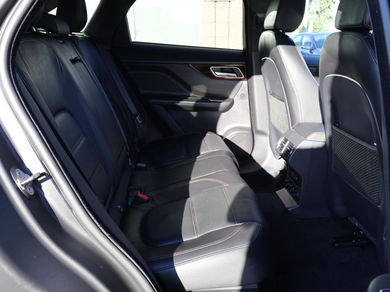 2019 Jaguar F-PACE 20d PRESTIGE AWD CERTIFIED *JAGUAR MAINTAIN* CAMERA NAV BLUETOOTH LEATHER HEATED SEATS CRUISE ALLOYS - Photo #18