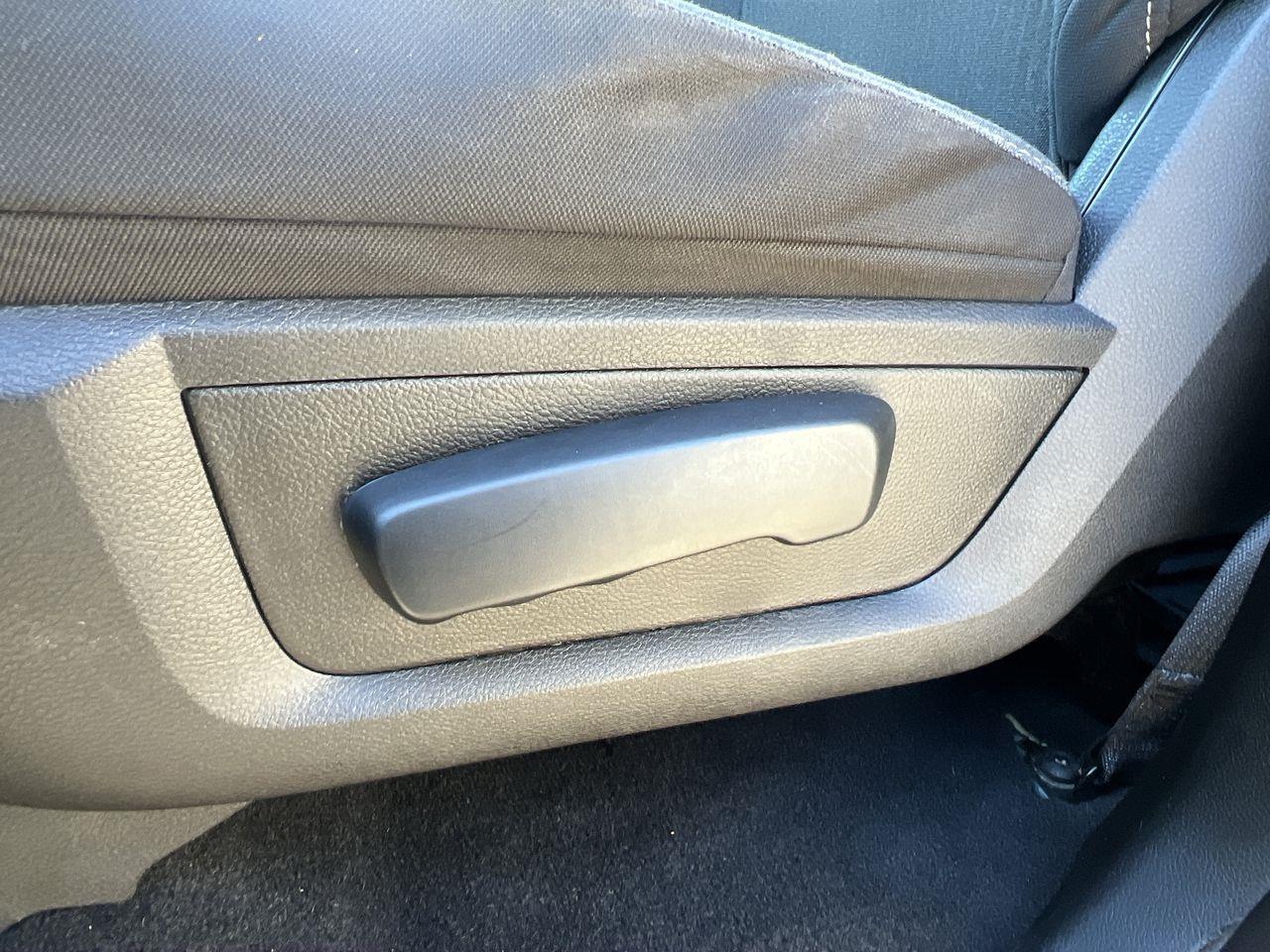 2022 RAM 1500 Classic SLT WARLOCK, 6 PASSENGER, BACK UP CAM, SIRIUS XM!! Photo3