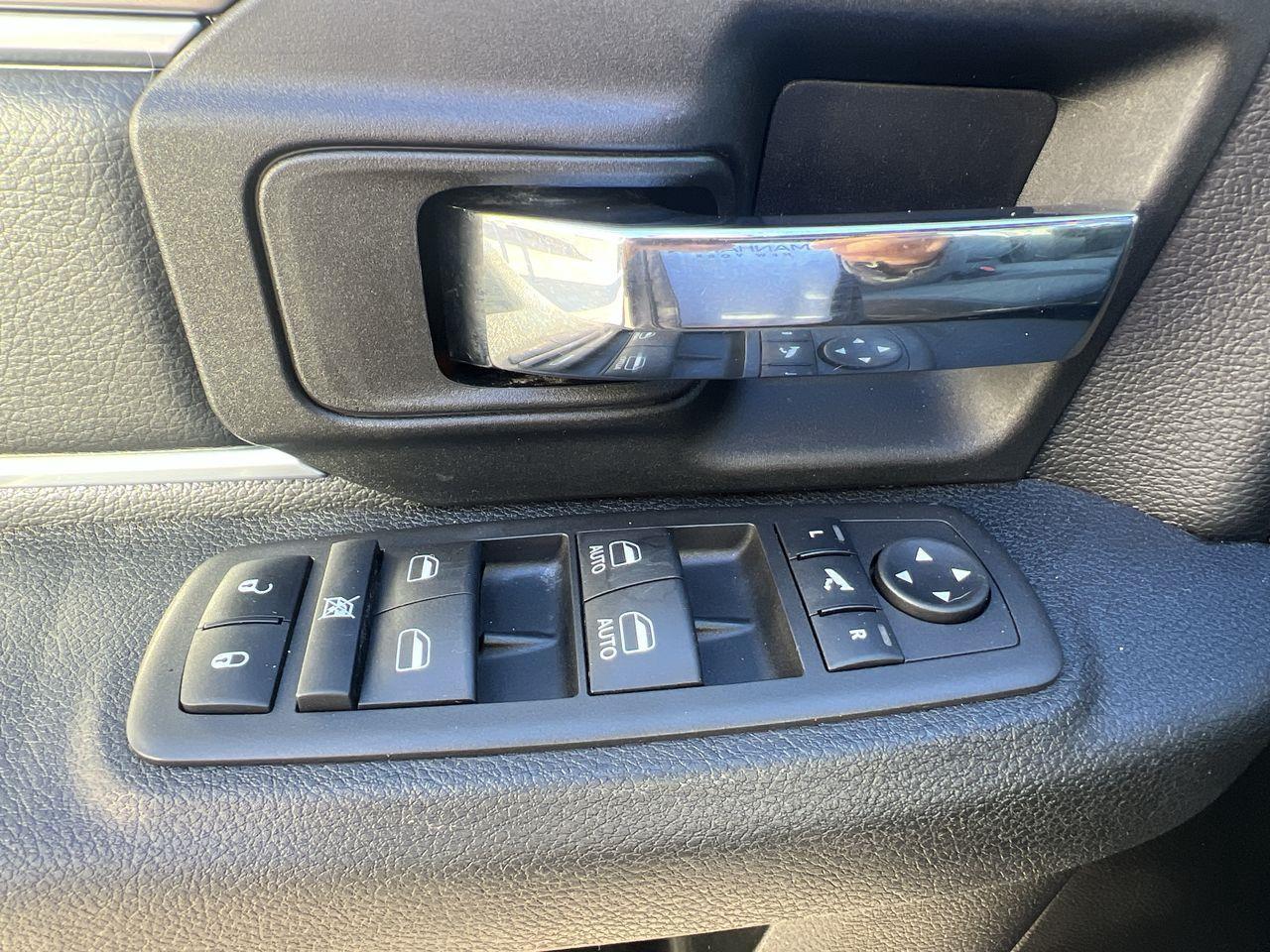 2022 RAM 1500 Classic SLT WARLOCK, 6 PASSENGER, BACK UP CAM, SIRIUS XM!! Photo4