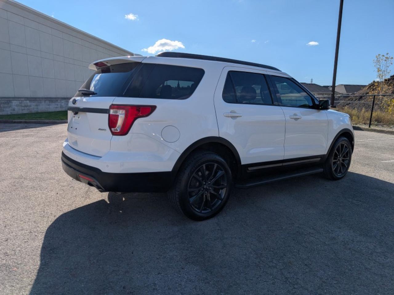 2017 Ford Explorer XLT  **TECH PKG - XLT APP. PKG** Photo4