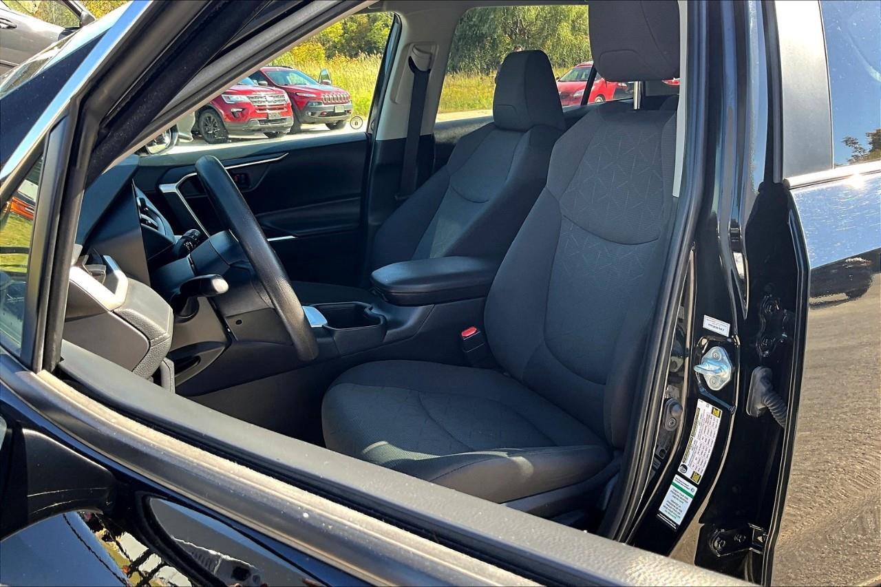 2024 Toyota RAV4 LE Photo2