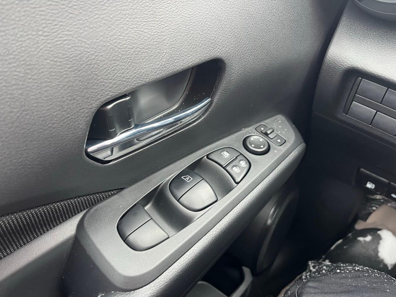 2025 Nissan Kicks Play SV FWD Photo