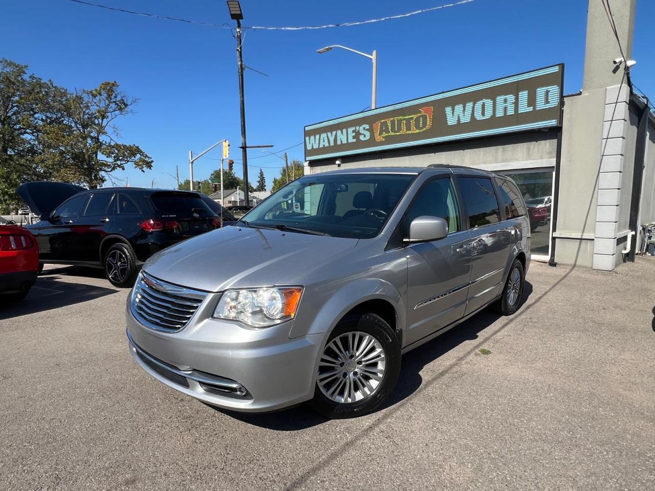 Used 2016 Chrysler Town & Country TOURING for sale in Hamilton, ON