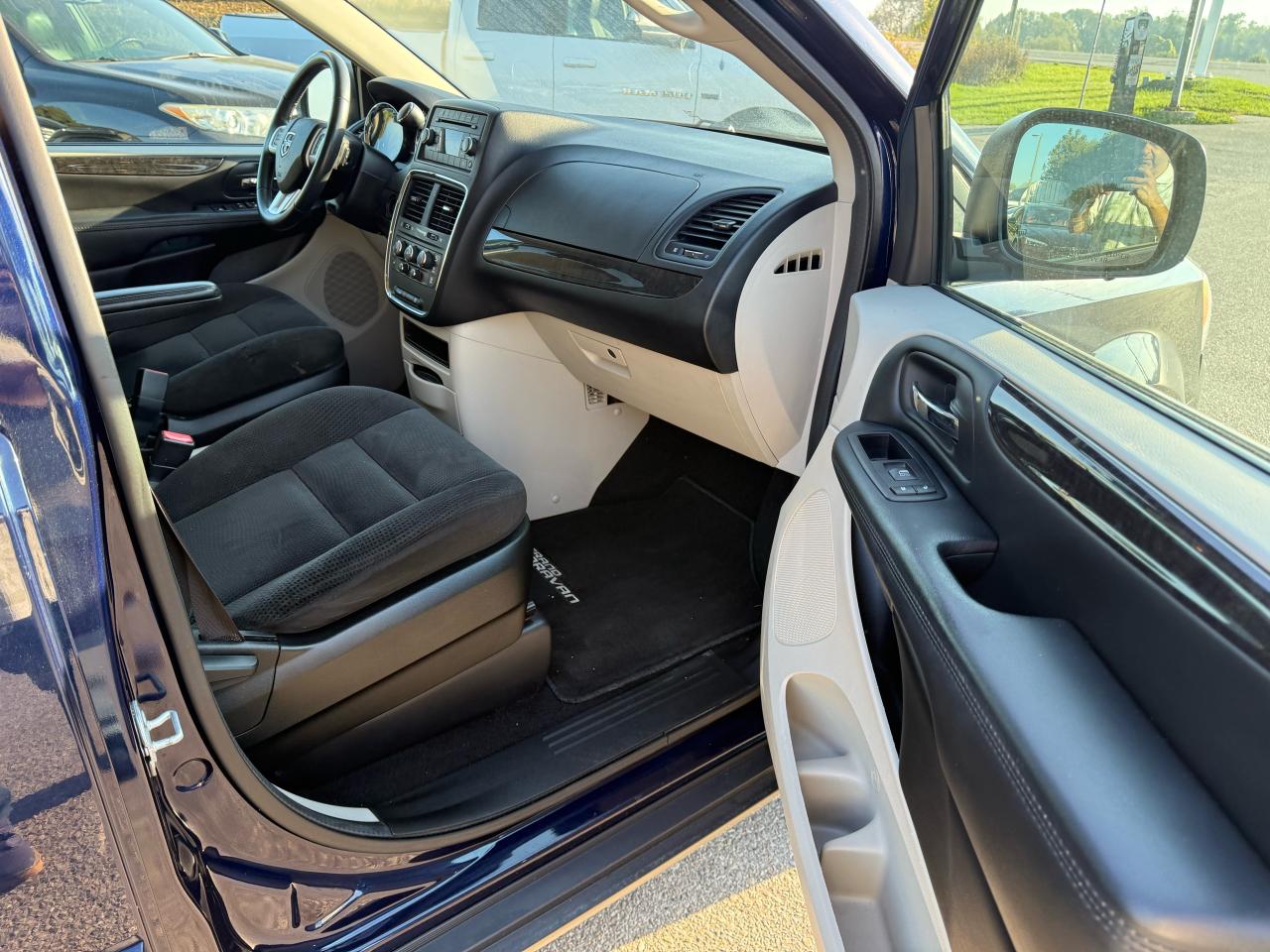 2017 Dodge Grand Caravan SXT STOWNGO - Photo #15