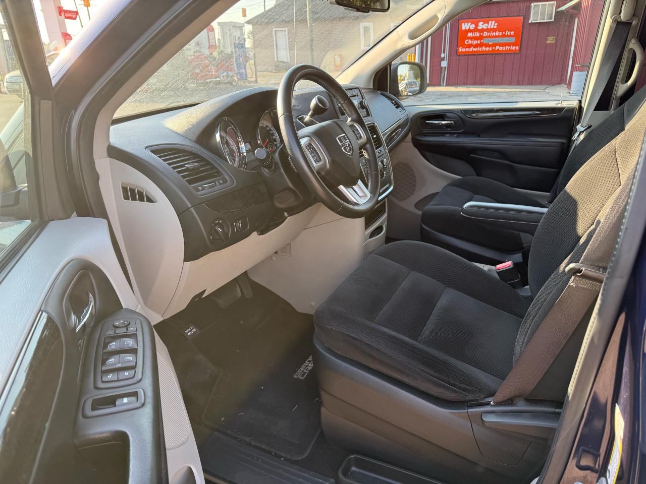 2017 Dodge Grand Caravan SXT STOWNGO - Photo #5