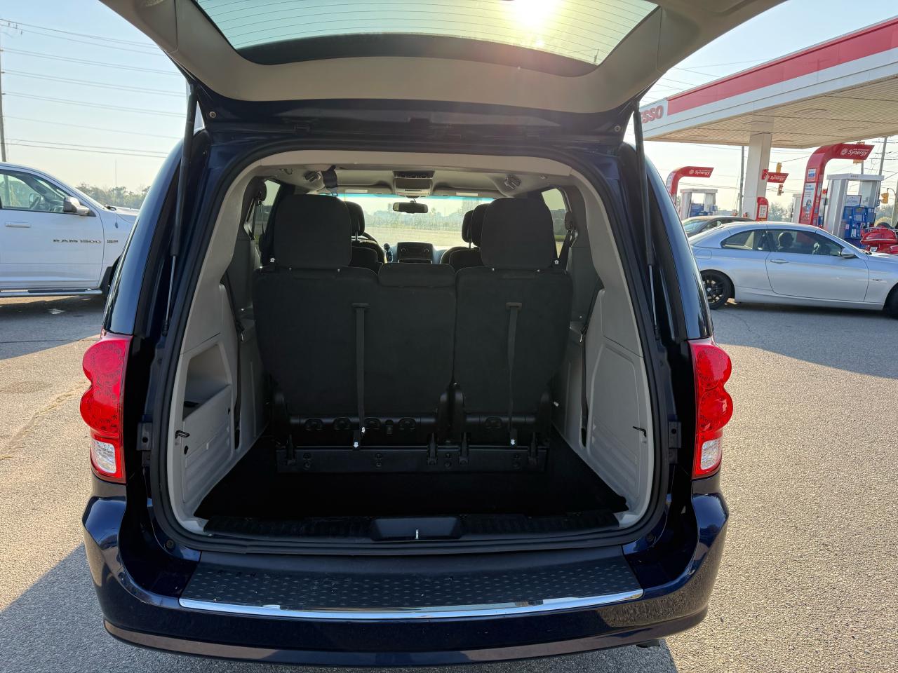 2017 Dodge Grand Caravan SXT STOWNGO - Photo #11