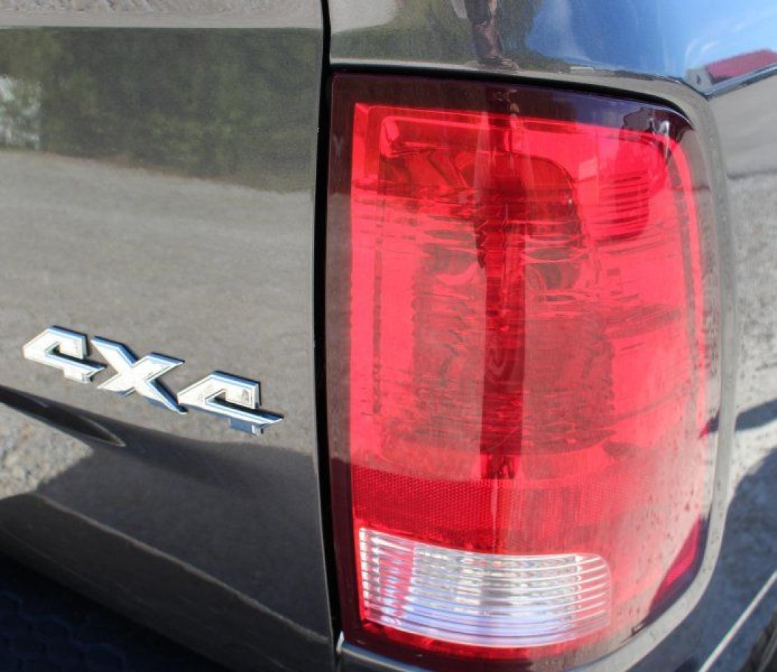 2023 RAM 1500 Classic SLT*4x4*Hemi*Six Seats*Bluetooth*Rear Cam*Boxliner - Photo #6