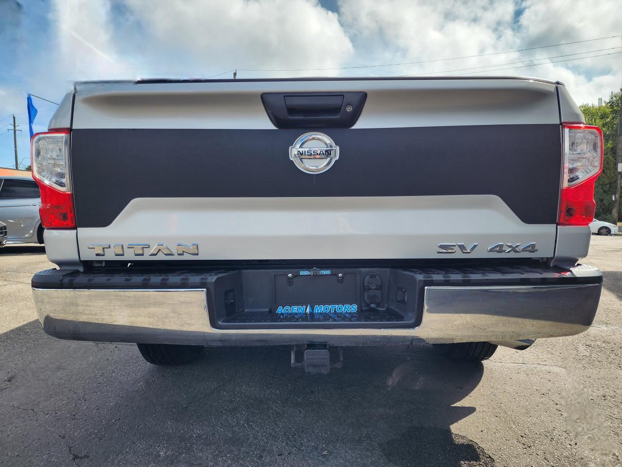 2017 Nissan Titan 4WD Crew Cab SV - Photo #8