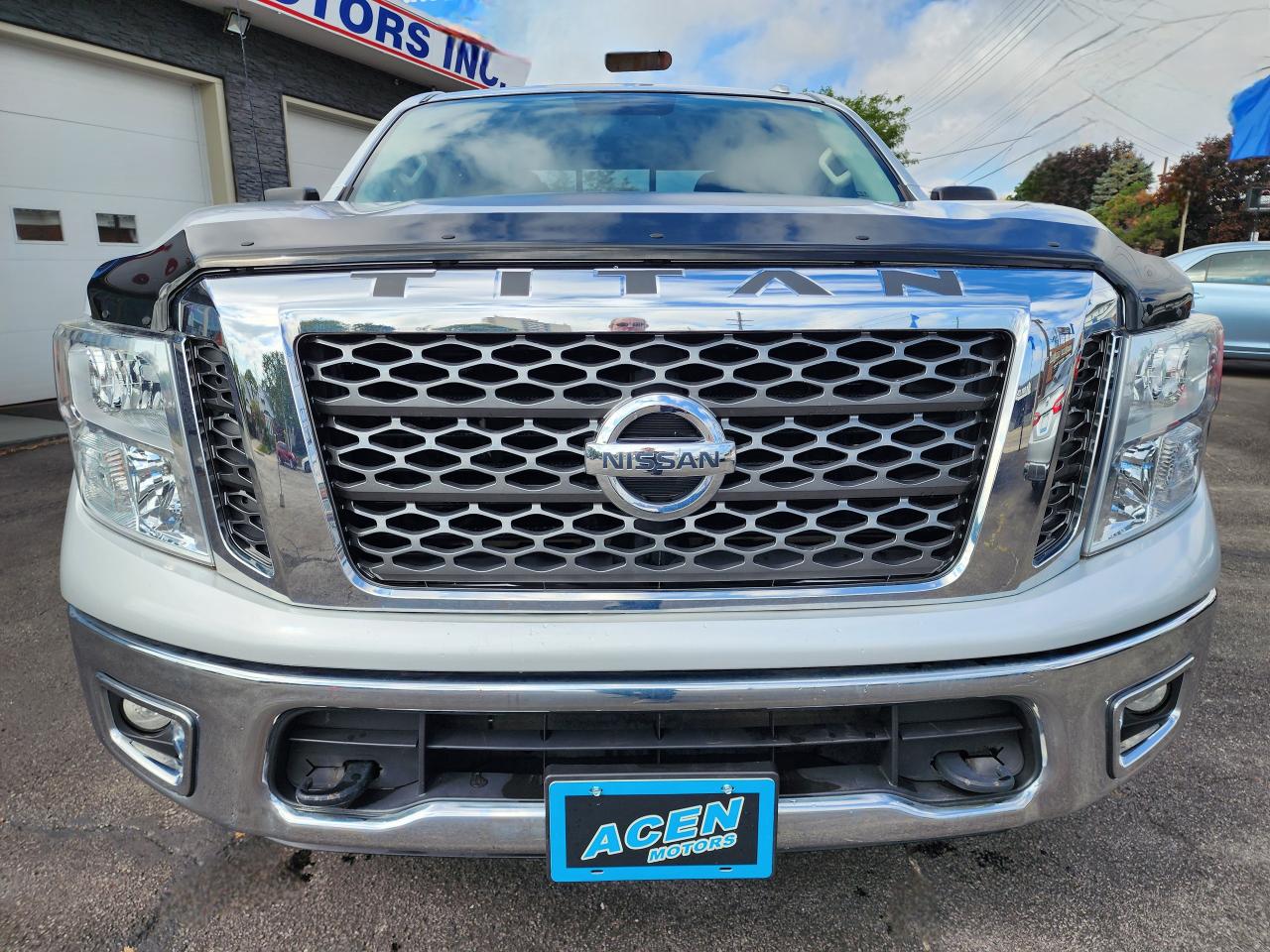 2017 Nissan Titan 4WD Crew Cab SV Photo3