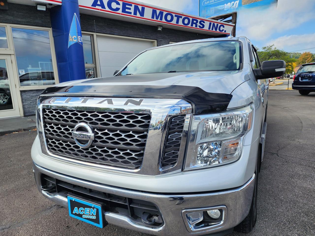 2017 Nissan Titan 4WD Crew Cab SV Photo2