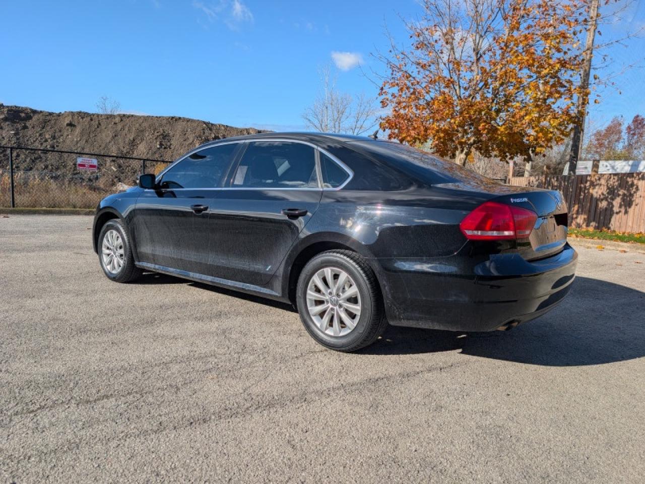 2014 Volkswagen Passat Trendline  **GREAT MILEAGE** Photo2