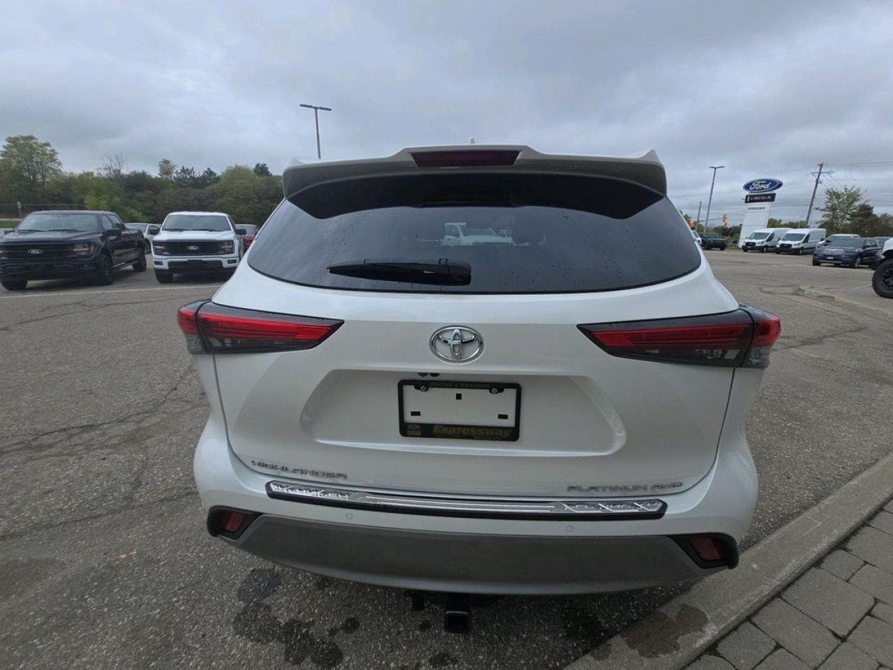 2020 Toyota Highlander PLATINUM, LOADED, AWD, POWER GATE, MINT! Photo5