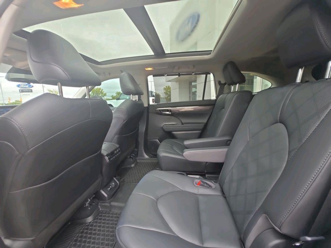 2020 Toyota Highlander PLATINUM, LOADED, AWD, POWER GATE, MINT! Photo5