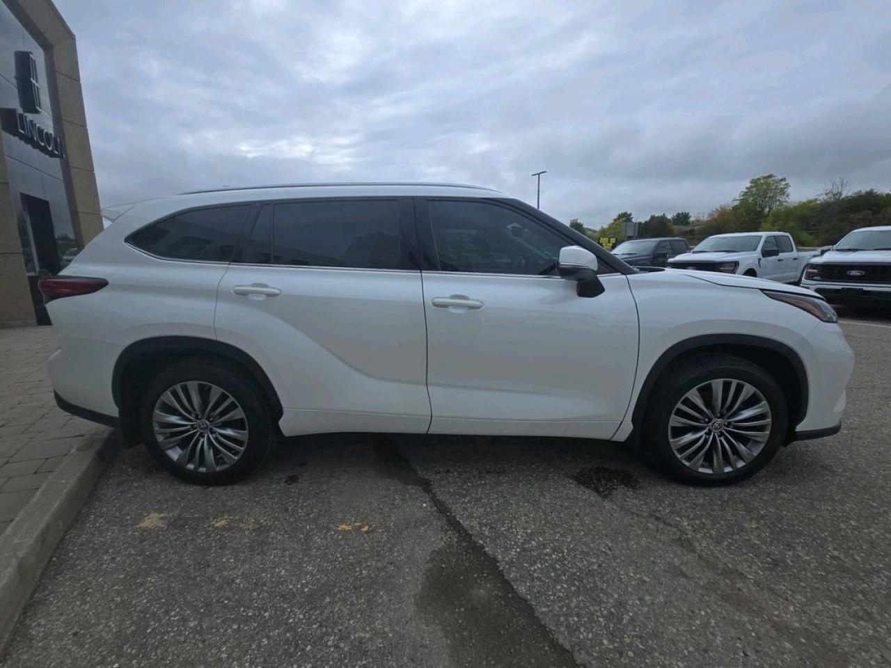 2020 Toyota Highlander PLATINUM, LOADED, AWD, POWER GATE, MINT! Photo4