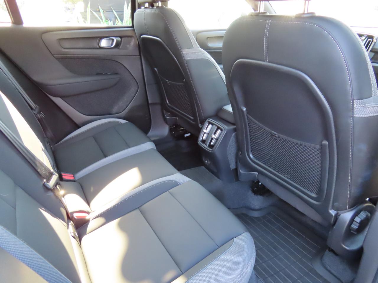 2024 Volvo C40 Recharge Pure Electric CORE Pure Electric - Blind Spot Monitor !!! Photo