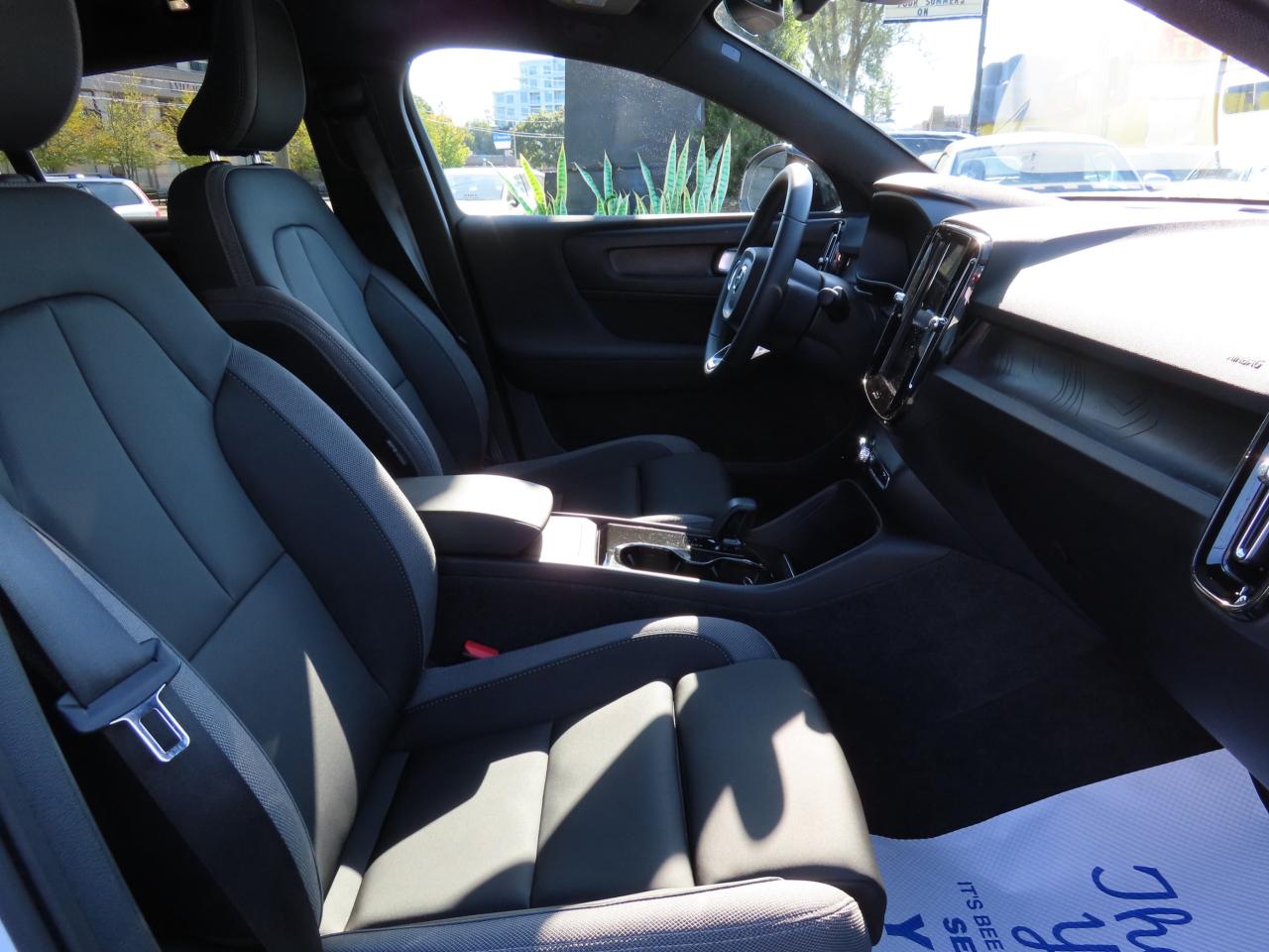 2024 Volvo C40 Recharge Pure Electric CORE Pure Electric - Blind Spot Monitor !!! Photo