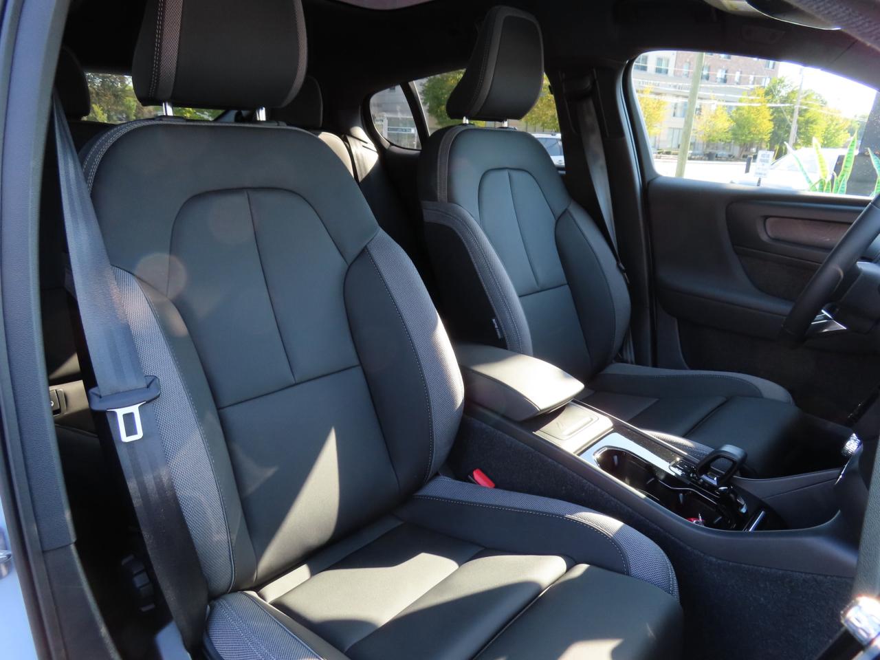 2024 Volvo C40 Recharge Pure Electric CORE Pure Electric - Blind Spot Monitor !!! Photo