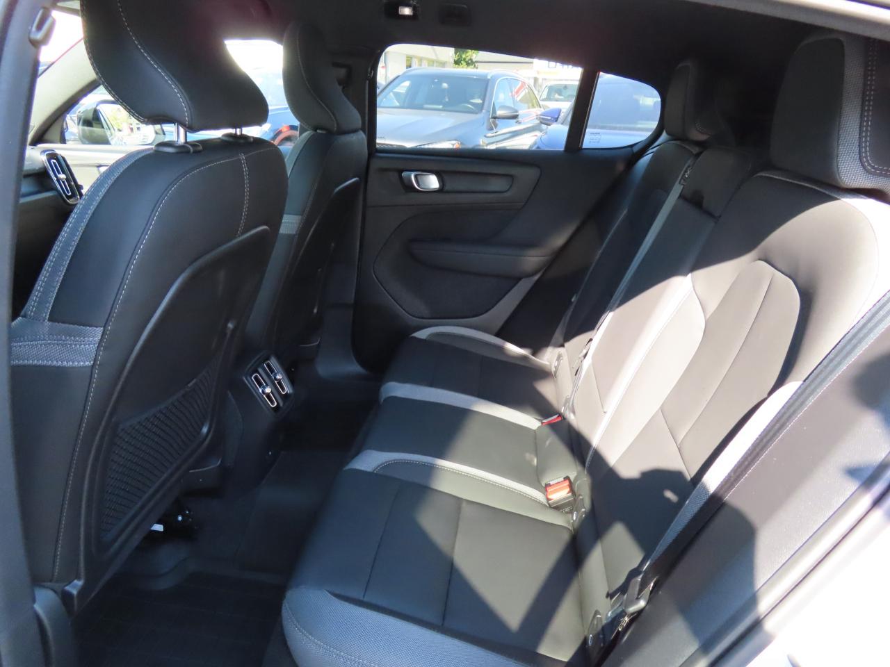 2024 Volvo C40 Recharge Pure Electric CORE Pure Electric - Blind Spot Monitor !!! Photo