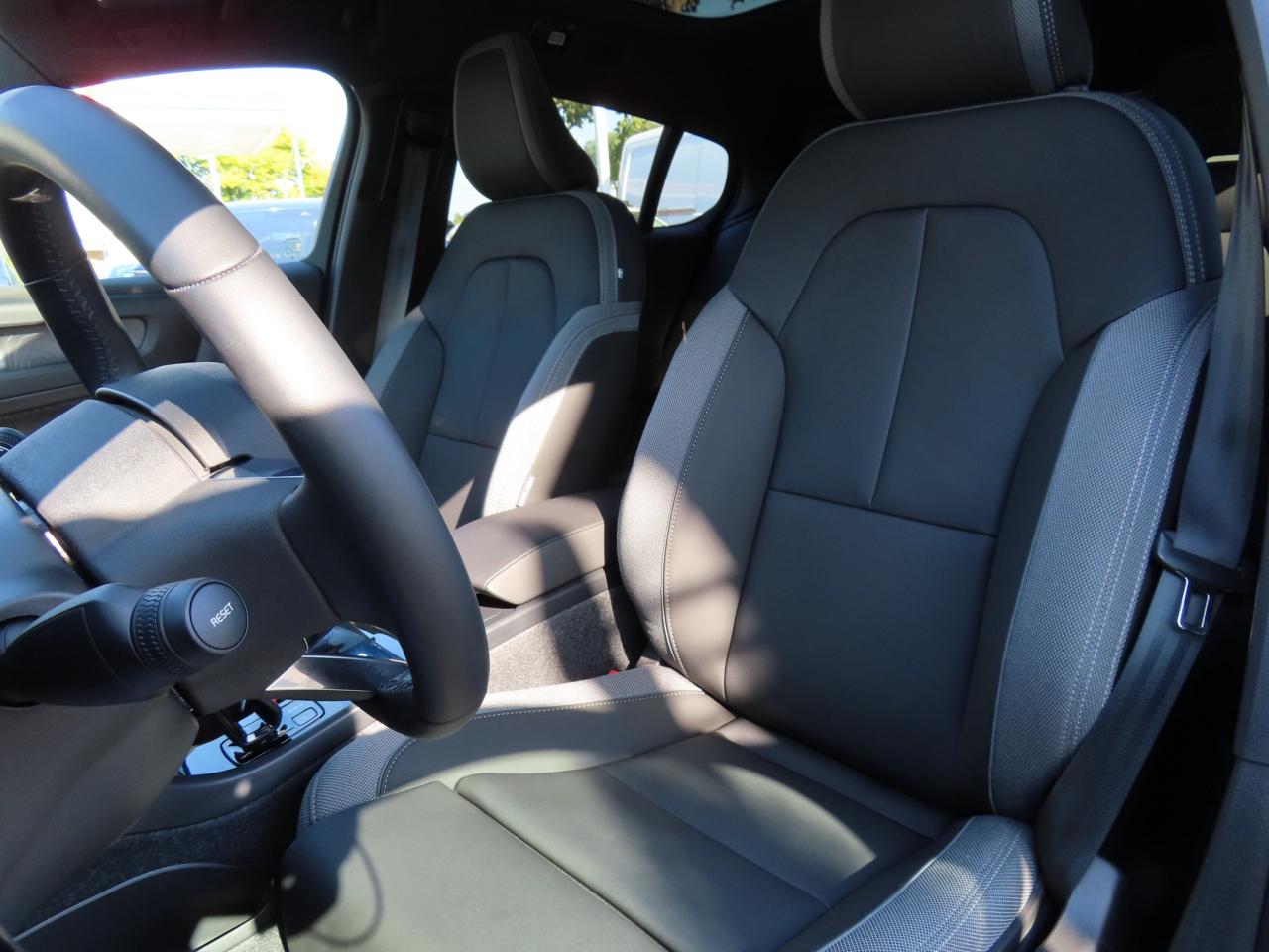 2024 Volvo C40 Recharge Pure Electric CORE Pure Electric - Blind Spot Monitor !!! Photo