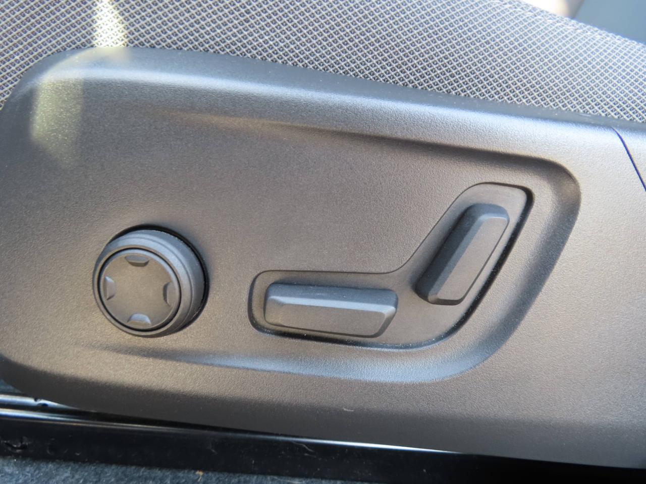 2024 Volvo C40 Recharge Pure Electric CORE Pure Electric - Blind Spot Monitor !!! Photo