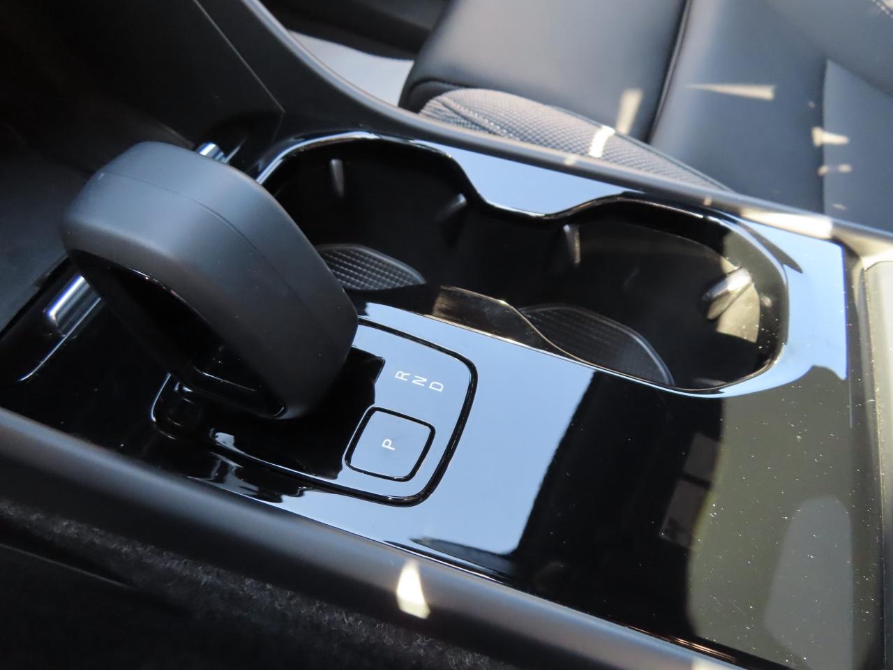 2024 Volvo C40 Recharge Pure Electric CORE Pure Electric - Blind Spot Monitor !!! Photo