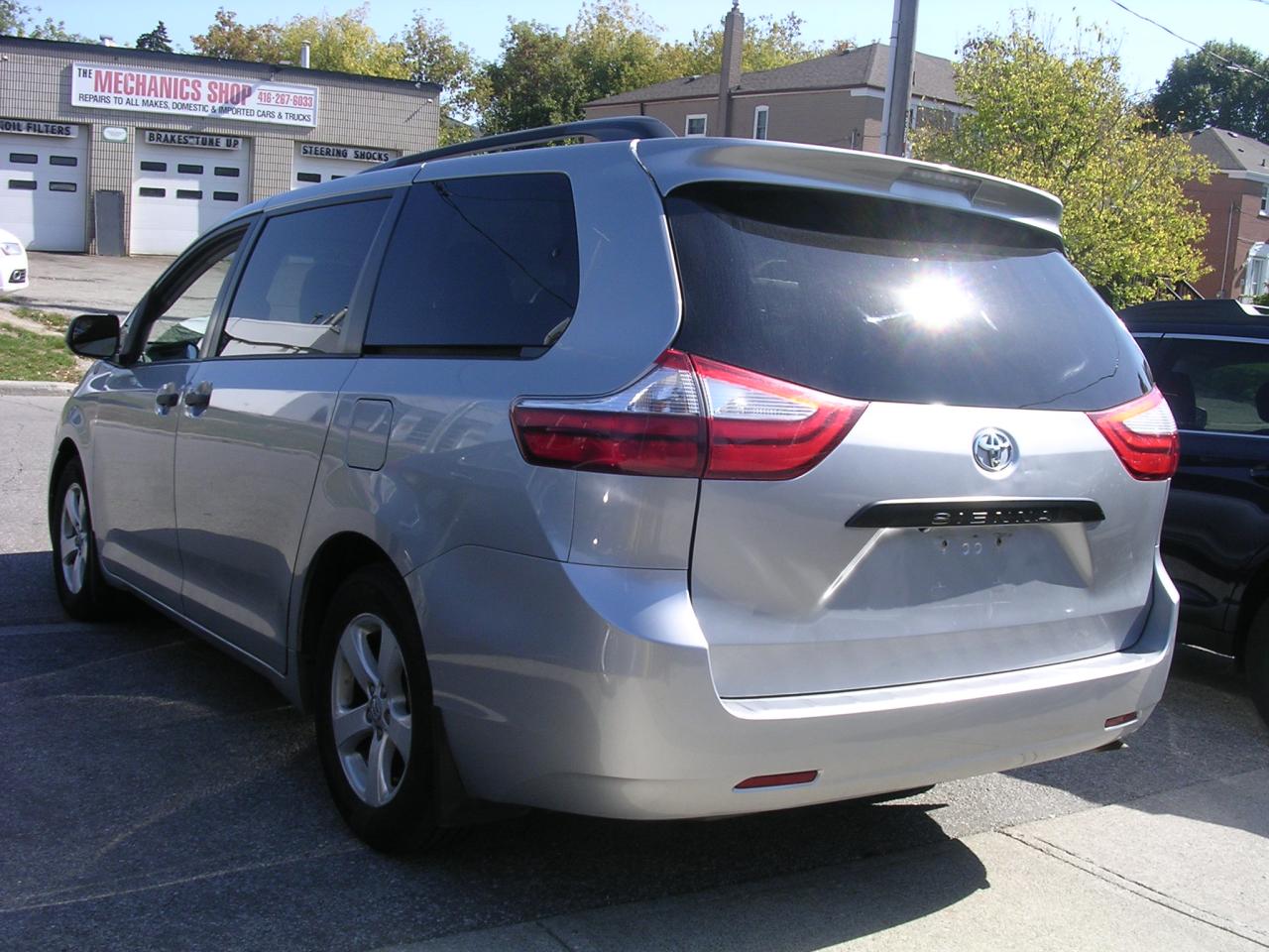 2015 Toyota Sienna 5DR 7-PASS FWD - Photo #4